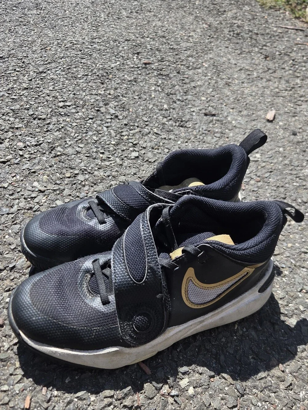 Nike Team Hustle  Black/Gold/White Kid's Sneakers - Size 3